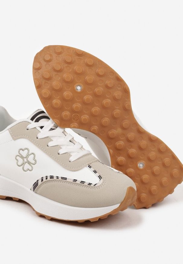 Born2be - Beżowo-Białe Sneakersy Zdobione Haftem i Zeberkowymi Wstawkami Alinalla. Okazja: na spacer, na co dzień. Kolor: beżowy. Materiał: jeans. Szerokość cholewki: normalna. Wzór: haft, aplikacja. Obcas: na płaskiej podeszwie. Sport: turystyka piesza