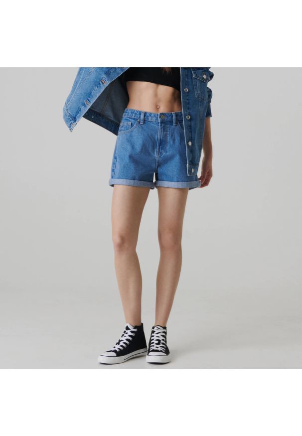 Sinsay - Szorty jeansowe mom high waist - Niebieski. Stan: podwyższony. Kolor: niebieski. Materiał: jeans