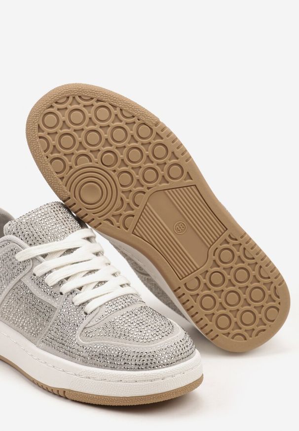Born2be - Szare Płaskie Sneakersy Ozdobione Cyrkoniami Vlionara. Okazja: na co dzień. Nosek buta: okrągły. Zapięcie: sznurówki. Kolor: szary. Materiał: jeans. Wzór: aplikacja