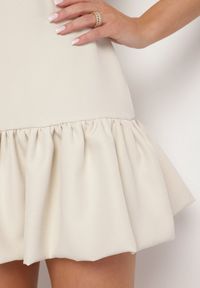 Born2be - Beżowy Taliowany Kombinezon z Falbanką Novenira. Kolor: beżowy. Styl: klasyczny, elegancki #3