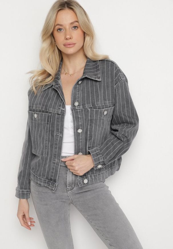 Born2be - Szara Kurtka Jeansowa w Paski z Kieszeniami Ravilune. Okazja: na spacer, na co dzień. Kolor: szary. Materiał: jeans. Długość rękawa: długi rękaw. Długość: długie. Wzór: paski. Styl: klasyczny, casual, elegancki