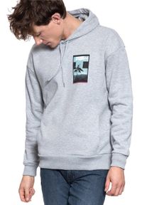 Lee - BLUZA LEE GRAPHIC RELAXED HOOD GREY MELE L82YTTMP 112122266. Typ kołnierza: kaptur. Wzór: nadruk #6