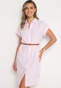 Born2be - Różowa Bawełniana Sukienka Koszulowa z Krótkim Rękawem i Paskiem w Talii Nulefia. Kolor: różowy. Materiał: bawełna. Długość rękawa: krótki rękaw. Typ sukienki: koszulowe. Styl: klasyczny, elegancki #1