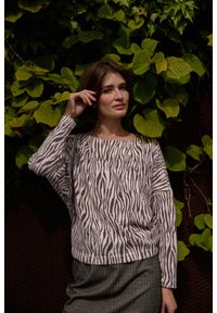MOODO - Bluza w zwierzęcy wzór beżowa. Kolor: beżowy. Materiał: wiskoza, poliester, elastan. Wzór: motyw zwierzęcy