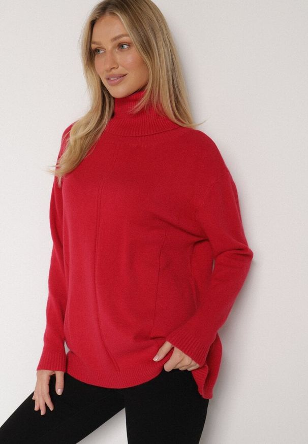 Born2be - Czerwony Sweter z Golfem i Dodatkiem Kaszmiru Rorizia. Okazja: na co dzień, do pracy. Typ kołnierza: golf. Kolor: czerwony. Długość: długie. Wzór: aplikacja. Materiał: kaszmir. Długość rękawa: długi rękaw. Sezon: jesień, zima. Styl: casual, klasyczny