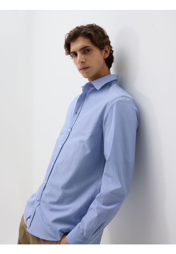 Reserved - Koszula regular fit w paski - jasnoniebieski. Kolor: niebieski. Materiał: bawełna, tkanina. Wzór: paski