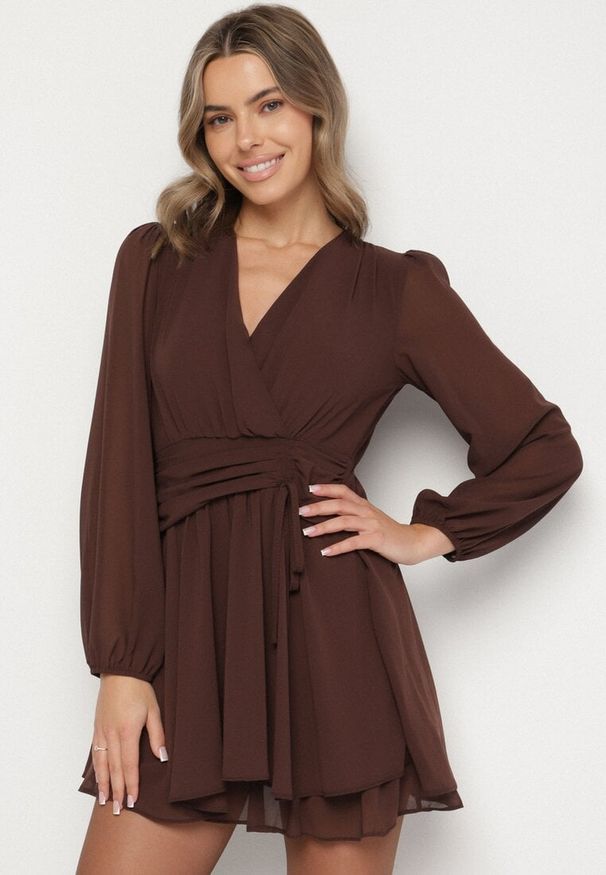 Born2be - Brązowa Rozkloszowana Sukienka z Siateczki z Kopertowym Dekoltem Zenessa. Typ kołnierza: dekolt kopertowy. Kolor: brązowy. Materiał: poliester, materiał. Typ sukienki: kopertowe