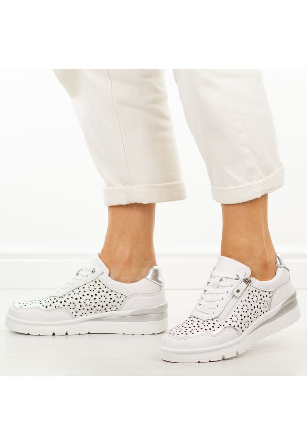 Białe skórzane ażurowe półbuty damskie Filippo Dp7677/26. Okazja: na co dzień. Nosek buta: okrągły. Zapięcie: sznurówki. Kolor: biały. Szerokość cholewki: normalna. Wzór: ażurowy. Materiał: skóra. Sezon: wiosna, lato, jesień. Obcas: na koturnie. Styl: casual, klasyczny