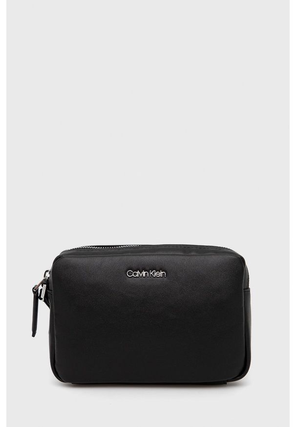 Calvin Klein kosmetyczka kolor czarny. Kolor: czarny. Materiał: materiał