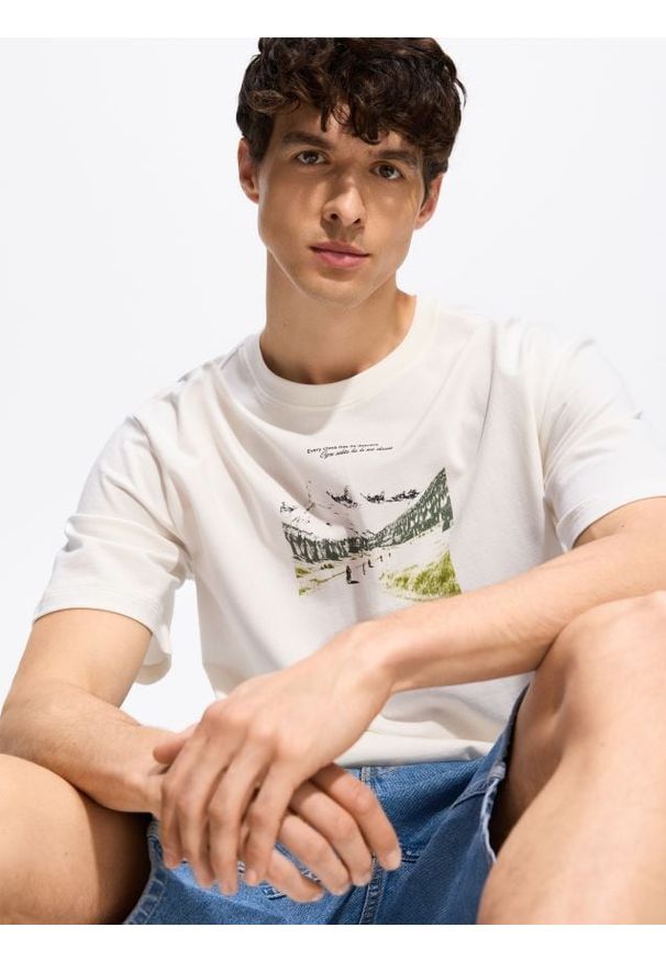 Reserved - T-shirt comfort z nadrukiem - złamana biel. Materiał: bawełna, dzianina. Wzór: nadruk