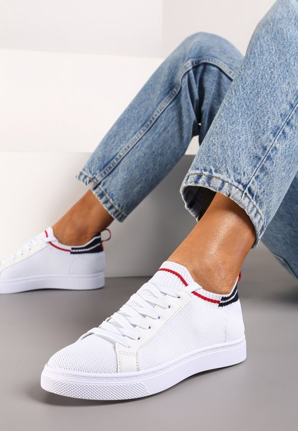 Renee - Biało-Granatowe Płaskie Sneakersy Wsuwane z Imitacji Skóry ze Sznurowaniami Gaxia. Nosek buta: okrągły. Zapięcie: bez zapięcia. Kolor: biały. Materiał: skóra. Sezon: lato. Obcas: na obcasie. Wysokość obcasa: niski