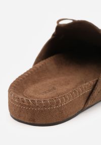 Born2be - Ciemnobrązowe Klapki VICES Typu Mule z Koralikami Frędzlami i Kokardą Dioleora. Okazja: na co dzień. Kolor: brązowy. Wzór: aplikacja. Styl: casual, elegancki #5