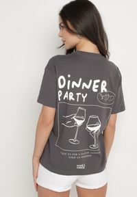 Born2be - Ciemnoszary Bawełniany T-shirt z Ozdobnym Nadrukiem Addlessa. Okazja: na co dzień. Kolor: szary. Materiał: bawełna. Wzór: nadruk. Styl: klasyczny, casual #7