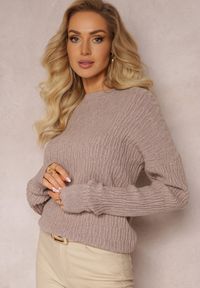 Renee - Ciemnobeżowy Sweter z Tłoczeniami o Klasycznym Fasonie Sigune. Kolor: beżowy. Wzór: jednolity. Sezon: jesień, zima. Styl: klasyczny #3