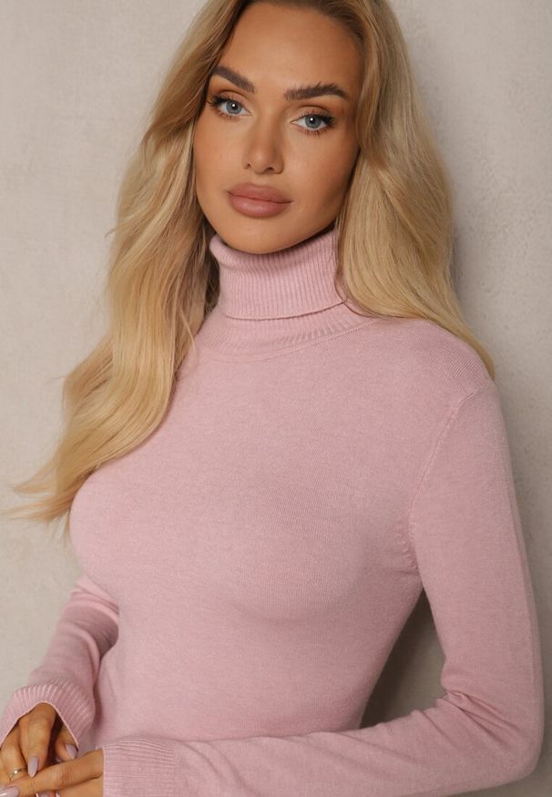 Renee - Różowy Golf Dopasowany Ungase. Typ kołnierza: golf. Kolor: różowy. Materiał: jeans, tkanina. Długość rękawa: długi rękaw. Długość: długie. Sezon: jesień, zima