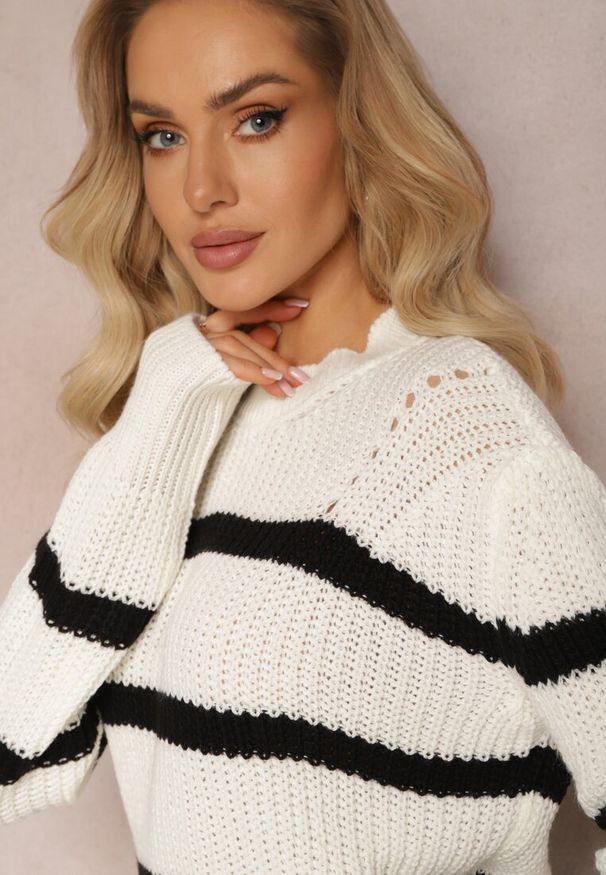 Renee - Biały Elastyczny Sweter w Paski z Okrągłym Dekoltem Lillana. Kolor: biały. Wzór: paski. Sezon: zima, jesień