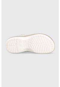 Crocs klapki Clssic Platform Ombre Glitter Clog damskie kolor złoty na platformie 207933. Nosek buta: okrągły. Kolor: złoty. Materiał: materiał. Obcas: na platformie #5