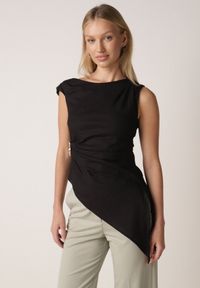 Born2be - Czarna Bawełniana Bluzka o Asymetrycznym Marszczonym Kroju z Aplikacją Omphasia. Okazja: na co dzień. Kolor: czarny. Materiał: bawełna. Wzór: aplikacja. Styl: casual, elegancki #5