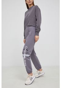 Calvin Klein Jeans Spodnie bawełniane damskie kolor szary z nadrukiem. Stan: podwyższony. Kolor: szary. Materiał: bawełna. Wzór: nadruk
