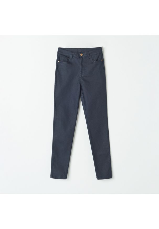 Mohito - Woskowane jeansy - Niebieski. Kolor: niebieski. Materiał: jeans