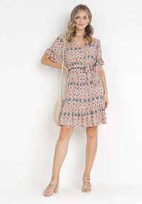 Born2be - Jasnoróżowa Wiskozowa Sukienka Mini z Gumką i Materiałowym Paskiem w Pasie Upshaw. Okazja: na co dzień. Kolor: różowy. Materiał: wiskoza, materiał. Wzór: geometria. Typ sukienki: proste. Styl: casual. Długość: mini #5