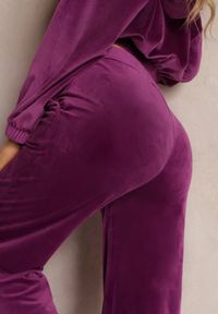 Renee - Ciemnofioletowe Spodnie Dresowe Szerokie z Weluru Dilko. Kolor: fioletowy. Materiał: dresówka, welur #4
