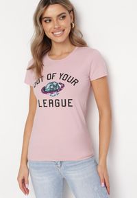 Born2be - Różowy Bawełniany T-shirt z Ozdobnym Cekinowym Nadrukiem i Napisami Olumi. Kolor: różowy. Materiał: bawełna. Wzór: nadruk, napisy