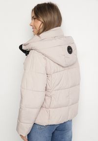 Born2be - Beżowa Oversizowa Kurtka z Pikowanymi Przeszyciami i Kapturem Galimea. Okazja: na co dzień. Kolor: beżowy. Materiał: poliester, jeans. Wzór: aplikacja. Styl: casual, klasyczny #5