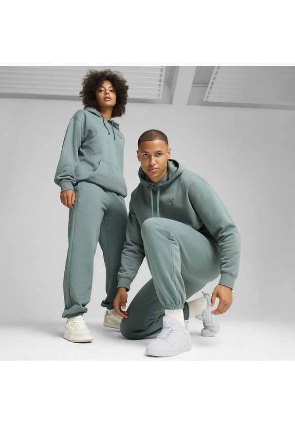 Puma - Spodnie dresowe unisex Essentials Elevated PUMA Green Moon. Kolor: zielony. Materiał: dresówka. Sport: turystyka piesza