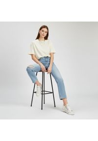 Trampki damskie Mustang, cholewka ze skóry ekologicznej perforowana konstrukcja sznurowanie uzupełnione bocznym zamkiem niska stabilna podeszwa zapew. Okazja: na co dzień. Zapięcie: sznurówki. Kolor: biały. Materiał: skóra ekologiczna. Szerokość cholewki: normalna. Styl: casual #3