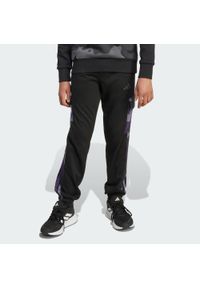 Adidas - Spodnie dziecięce Seasonal Essentials Camo French Terry Cargo. Kolor: czarny, biały, wielokolorowy. Materiał: bawełna, materiał. Sport: joga i pilates #1