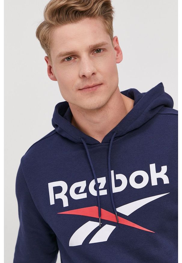 Reebok - Bluza. Okazja: na co dzień. Kolor: niebieski. Materiał: poliester, dzianina. Wzór: nadruk. Styl: casual