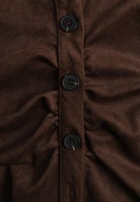 Renee - Brązowa Marszczona Sukienka z Imitacji Zamszu o Koszulowym Kroju Esora. Okazja: na randkę. Typ kołnierza: dekolt w serek. Kolor: brązowy. Materiał: zamsz. Typ sukienki: koszulowe #5