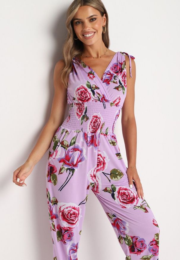 Born2be - Fioletowy Taliowany Kombinezon w Kwiaty z Długimi Nogawkami Renivia. Okazja: na co dzień. Kolor: fioletowy. Długość: długie. Wzór: kwiaty. Styl: casual, street