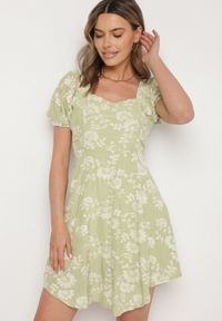 Born2be - Zielona Wiskozowa Sukienka w Kwiaty Lunobella. Okazja: na co dzień. Kolor: zielony. Materiał: wiskoza. Długość rękawa: długi rękaw. Wzór: kwiaty. Typ sukienki: sportowe. Styl: elegancki, casual, sportowy #6
