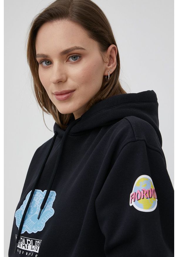 Napapijri bluza Napapijri X Fiorucci damska kolor czarny z kapturem z nadrukiem. Typ kołnierza: kaptur. Kolor: czarny. Wzór: nadruk