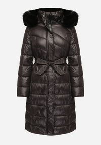 Born2be - Czarna Pikowana Kurtka o Długim Kroju z Odpinanym Kapturem z Futerkiem i Paskiem oleti. Okazja: na spacer, na co dzień. Kolor: czarny. Materiał: futro. Długość: długie. Sezon: zima. Styl: klasyczny, casual, elegancki #7