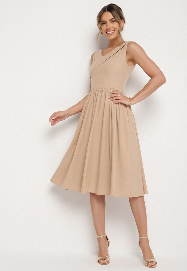Born2be - Beżowa Klasyczna Rozkloszowana Sukienka Vices Tolissela. Okazja: na co dzień. Kolor: beżowy. Wzór: gładki, aplikacja. Styl: klasyczny