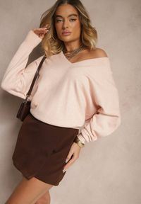 Renee - Jasnoróżowy Klasyczny Sweter z Wiskozą i Kaszmirem Marirra. Okazja: do pracy, na co dzień. Typ kołnierza: dekolt w serek. Kolor: różowy. Materiał: kaszmir, wiskoza. Styl: klasyczny
