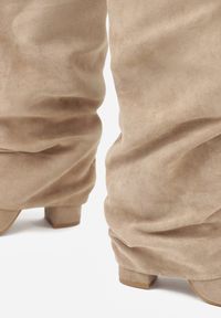 Renee - Ciemnobeżowe Marszczone Kozaki na Słupkowym Obcasie z Wywiniętą Cholewką Runella. Okazja: na imprezę, na co dzień. Kolor: beżowy. Materiał: skóra, jeans. Szerokość cholewki: normalna. Obcas: na obcasie. Styl: casual, elegancki. Wysokość obcasa: średni #6