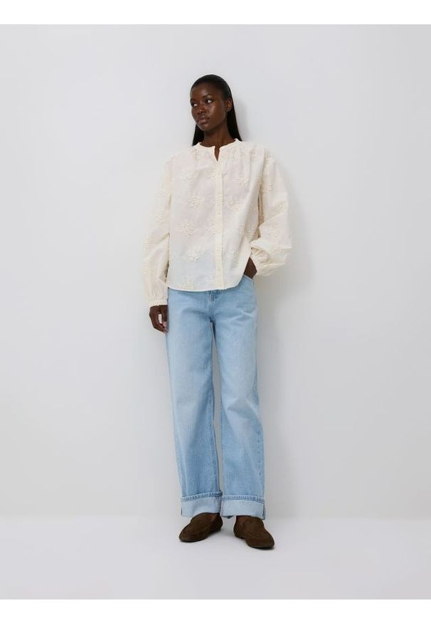 Reserved - Koszula z haftowanym wzorem - złamana biel. Materiał: bawełna. Wzór: haft