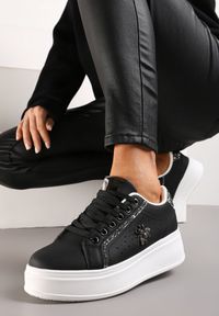 Renee - Czarne Sneakersy z Ekoskóry na Platformie z Błyszczącymi Detalami i Zawieszką Anarmonia. Kolor: czarny. Obcas: na platformie #1