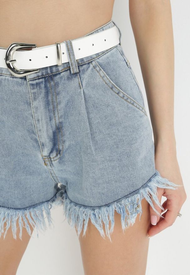 Born2be - Niebieskie Jeansowe Szorty z Postrzępionymi Nogawkami i Dodatkowym Paskiem Oniduoia. Kolor: niebieski. Materiał: jeans