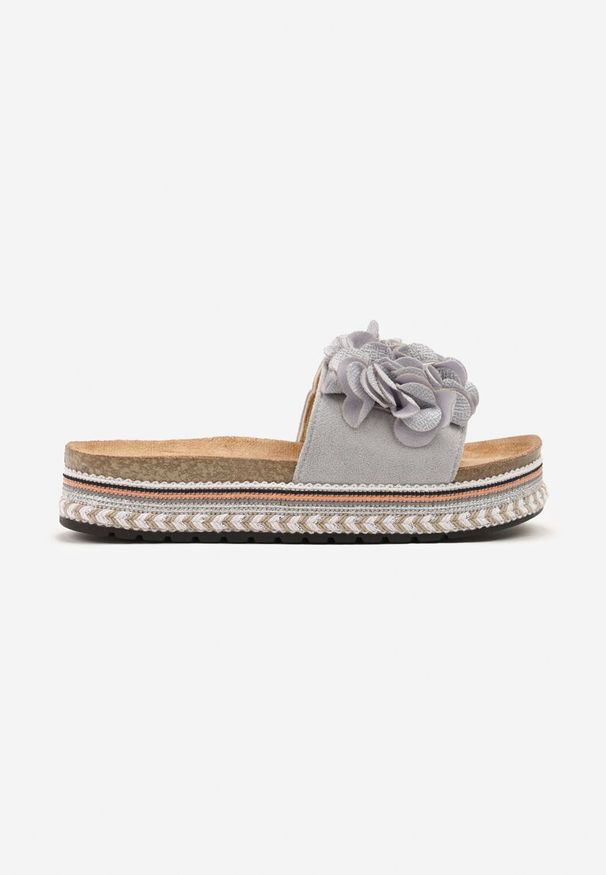 Born2be - Szare Klapki na Grubej Plecionej Podeszwie z Kwiatami 3D Redeleira. Okazja: na co dzień. Kolor: szary. Materiał: jeans. Wzór: kwiaty. Sezon: lato. Styl: casual