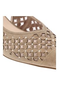 Czółenka damskie S.Barski, cholewka ze skóry naturalnej spiczasty nosek i geometryczny obcas, beżowe, CR61-3004. Kolor: beżowy. Materiał: skóra. Szerokość cholewki: normalna. Wzór: geometria. Obcas: na obcasie. Wysokość obcasa: średni #4