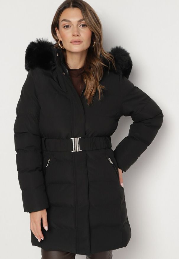 Born2be - Czarna Pikowana Kurtka z Paskiem w Talii i Kapturem Daicy. Okazja: na co dzień. Kolor: czarny. Materiał: jeans. Styl: elegancki, casual, klasyczny