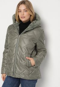 Born2be - Zielona Pikowana Kurtka o Prostym Kroju z Kapturem Avilerie. Okazja: na co dzień. Typ kołnierza: kaptur. Kolekcja: plus size. Kolor: zielony. Materiał: jeans. Styl: casual, elegancki