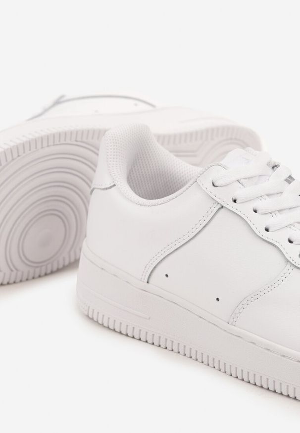 Renee - Białe Sneakersy ze Skóry Naturalnej z Perforacją Rilarose. Okazja: na co dzień. Kolor: biały. Materiał: skóra