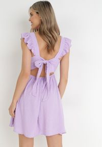 Born2be - Fioletowa Rozkloszowana Sukienka Mini z Tkaniny Plumeti i Odkrytymi Plecami Caitadi. Typ kołnierza: kołnierz z falbankami. Kolor: fioletowy. Materiał: tkanina. Styl: elegancki. Długość: mini #4