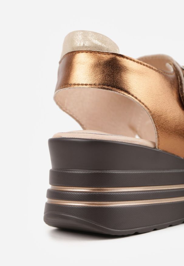 Born2be - Brązowe Sandały ze Skóry Naturalnej na Koturnie z Metaliczną Ozdobą i Cyrkoniami Charevera. Okazja: na co dzień. Zapięcie: rzepy. Kolor: brązowy. Materiał: skóra. Wzór: aplikacja. Obcas: na koturnie. Styl: casual, elegancki